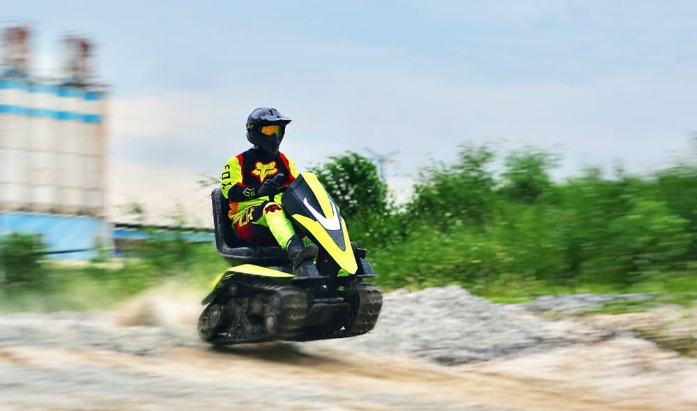 Elektrický dvojpásový snežný skúter z roku 2026 pre off-roadové preteky